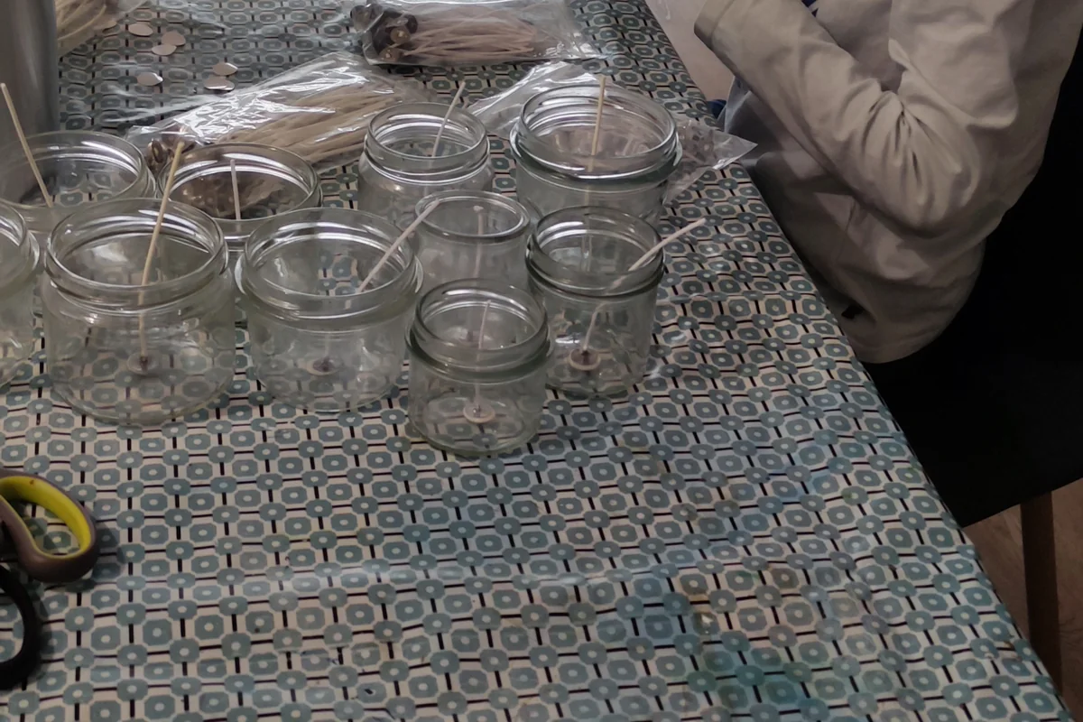 Préparation de pots et mèches pour la création de bougies