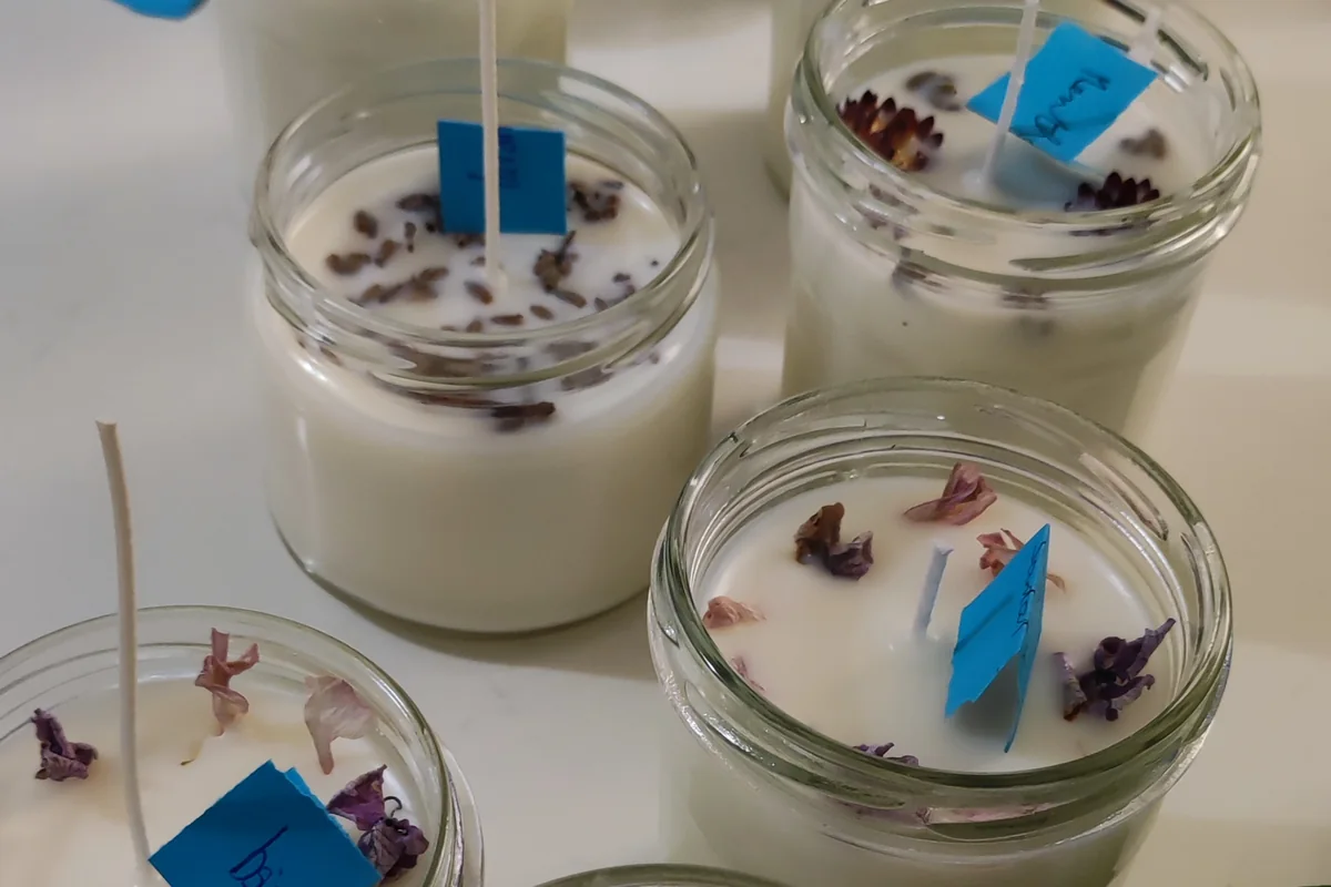 Bougies artisanales décorées de fleurs séchées