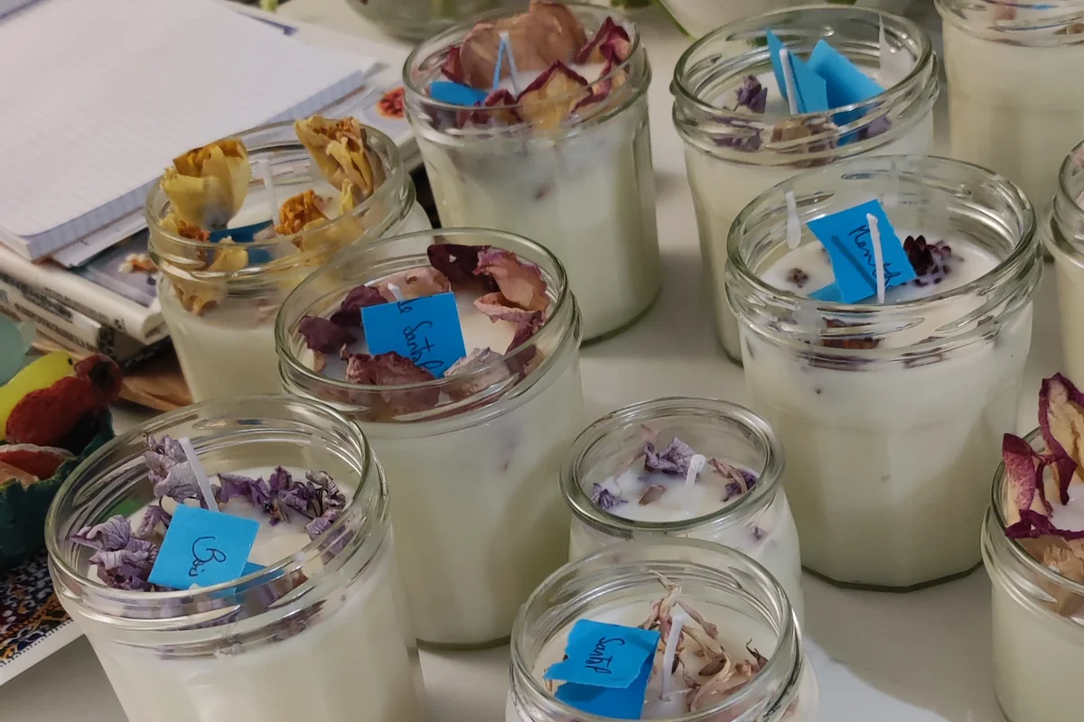 Plusieurs bougies artisanales réalisées pendant l’atelier