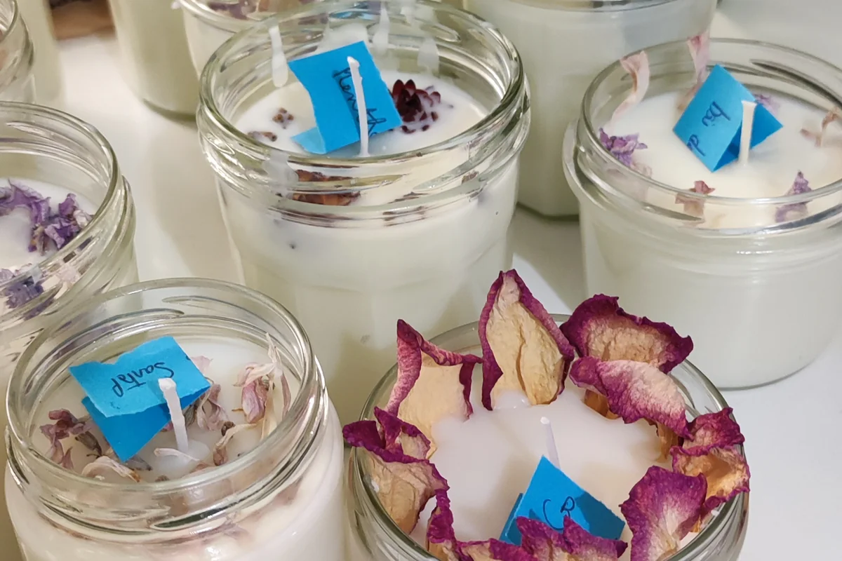 Bougies décorées de pétales et de fleurs séchées