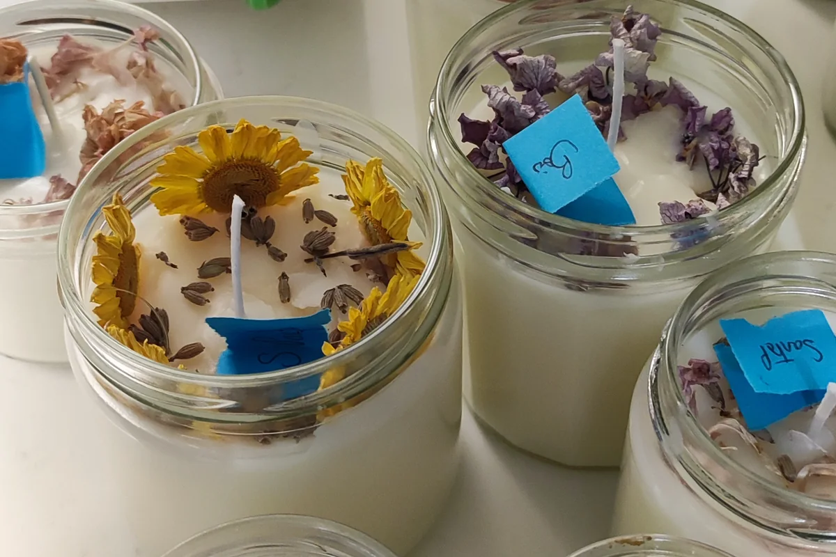 Bougie décorée de fleurs jaunes et de graines