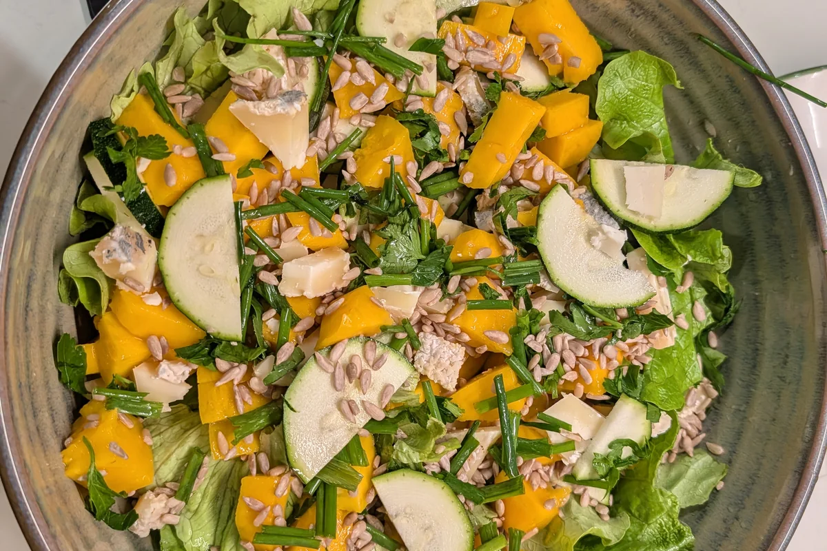 Salade fraîche préparée pendant un atelier Sophro-cuisine