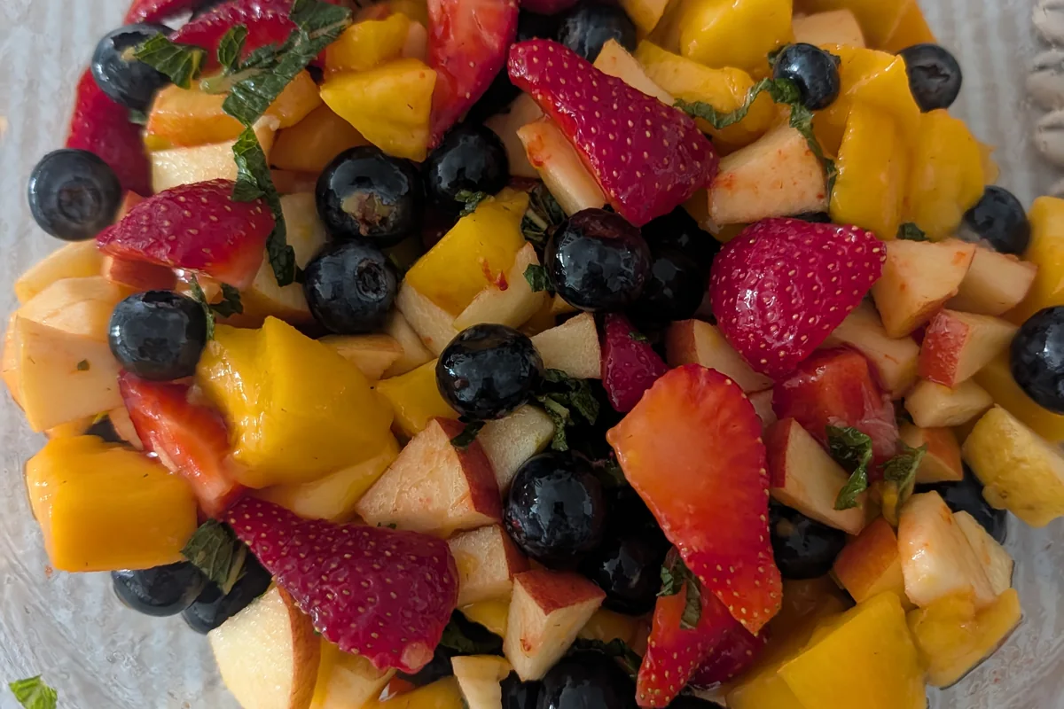 Salade de fruits frais préparée pendant un atelier Sophro-cuisine