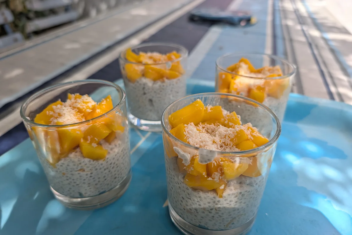 Verrines de fruits et de graines préparées pendant un atelier