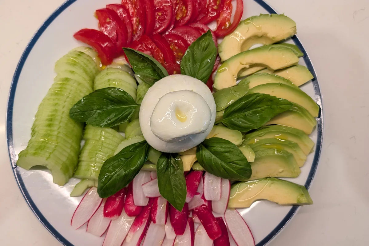 Assiette décorée de crudités et de légumes frais